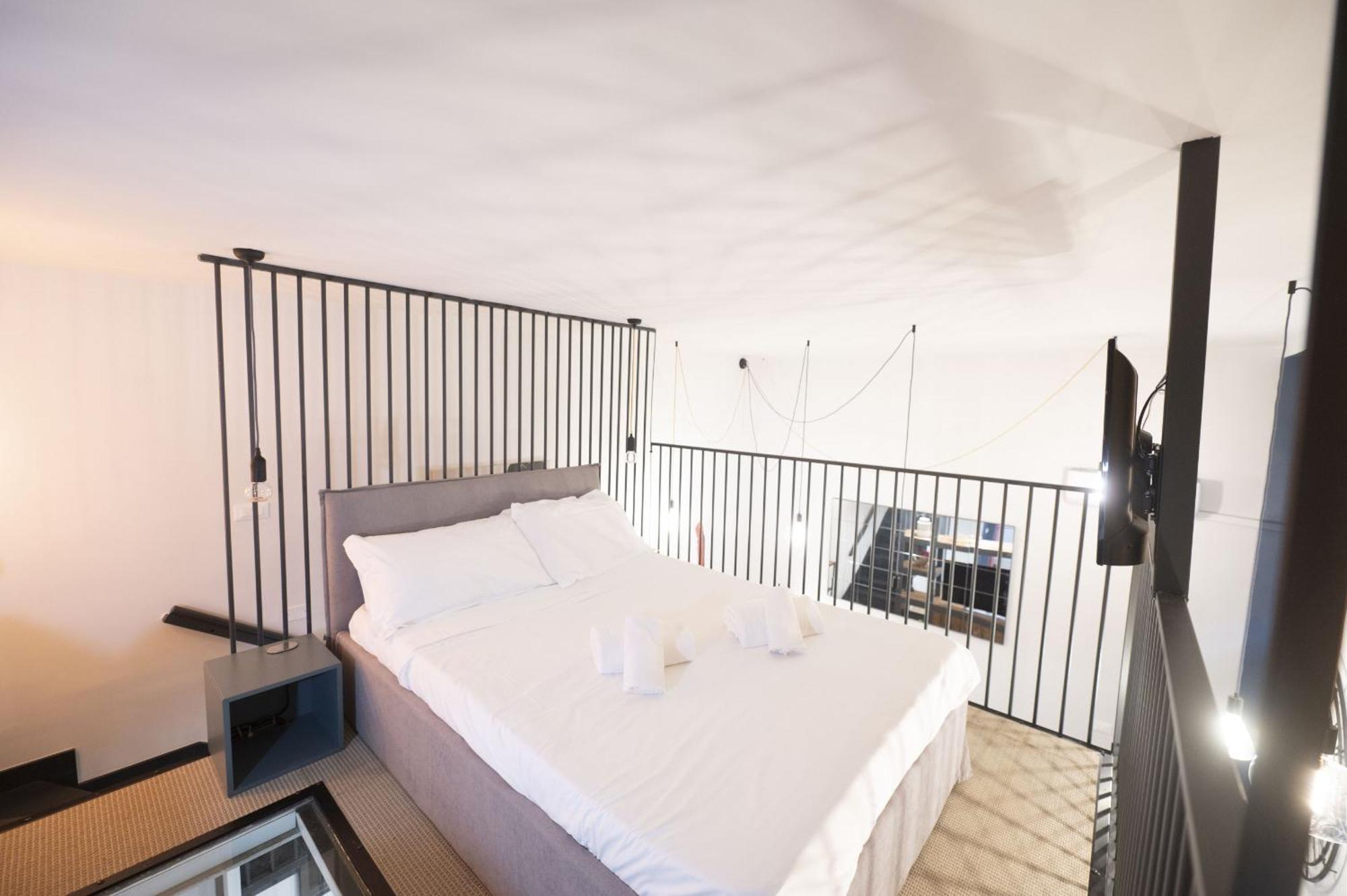Design And Colorful Loft Near Pamphili